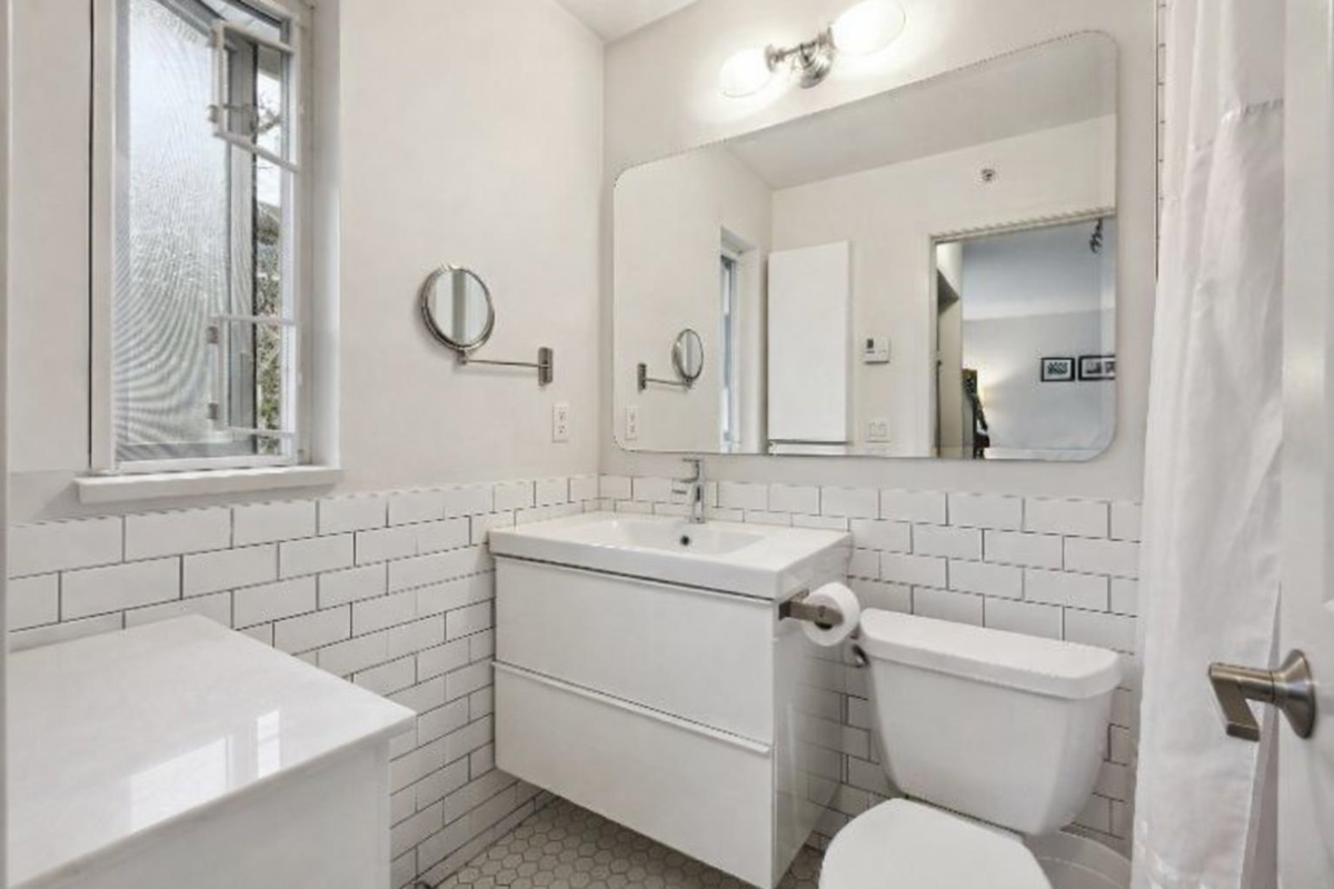 Guest Bathroom Photo of 158 W 22nd Street, North Vancouver, BC