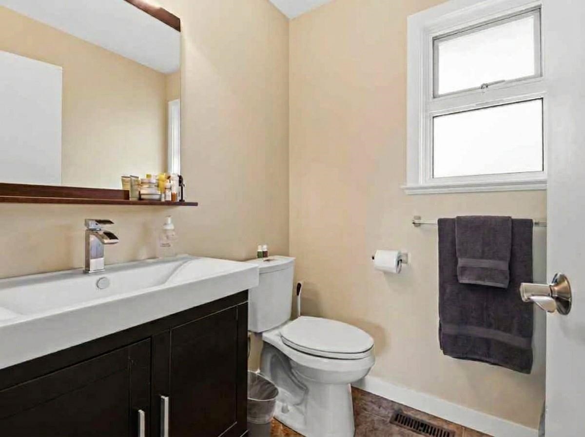 Guest Bathroom Photo of 3660 Osprey Court, North Vancouver, BC