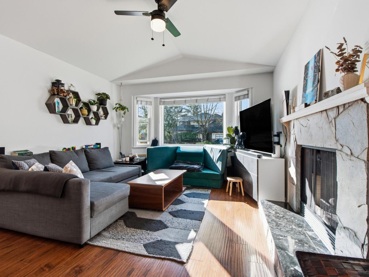 Kitchen Island Photo of 3660 Osprey Court, North Vancouver, BC