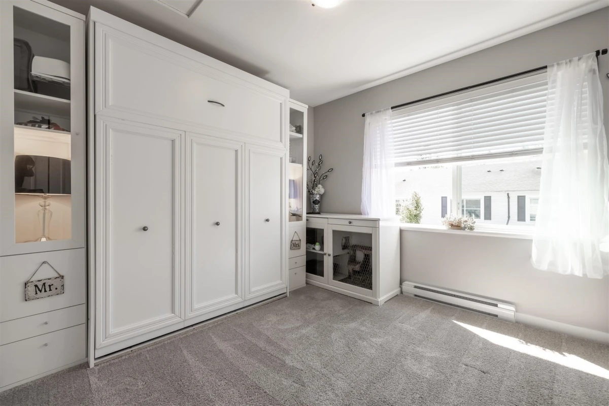 Kitchen Photo of 10 19180 65 Avenue, Surrey, BC