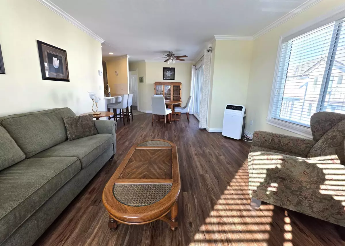 Kitchen Island Photo of 301 17695 58 Avenue, Surrey, BC