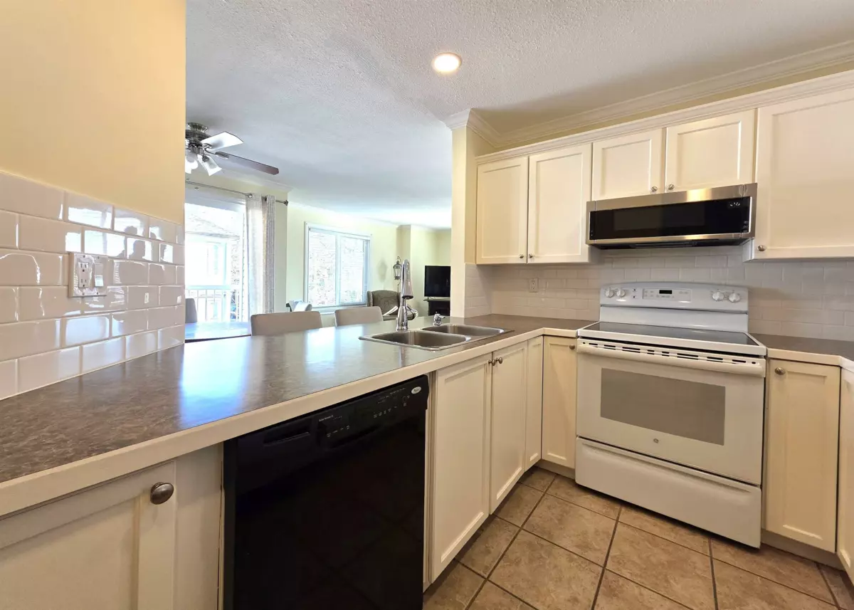 Walk-In Closet Photo of 301 17695 58 Avenue, Surrey, BC