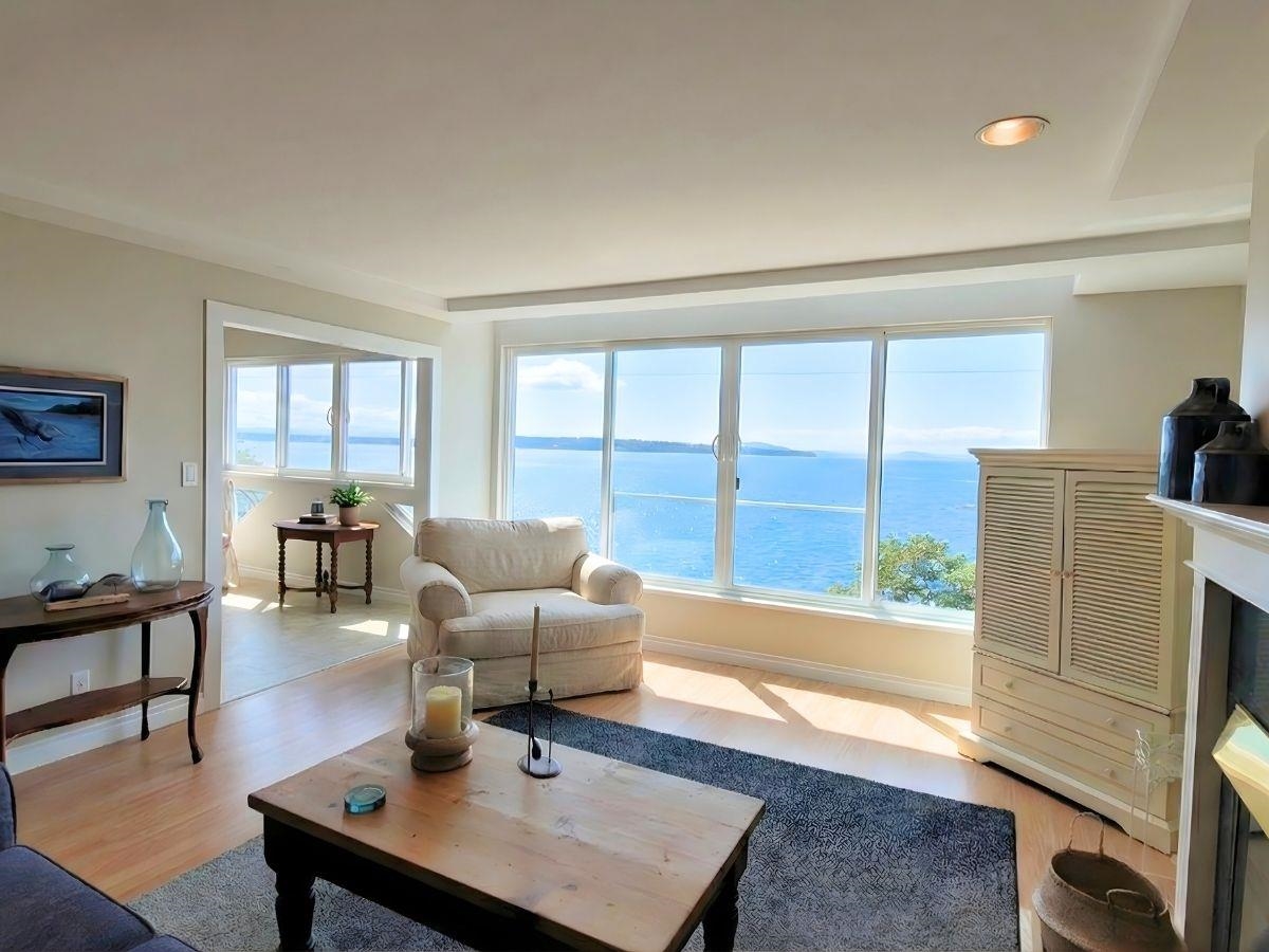 Family Room Photo of 303 15165 Marine Drive, White Rock, BC