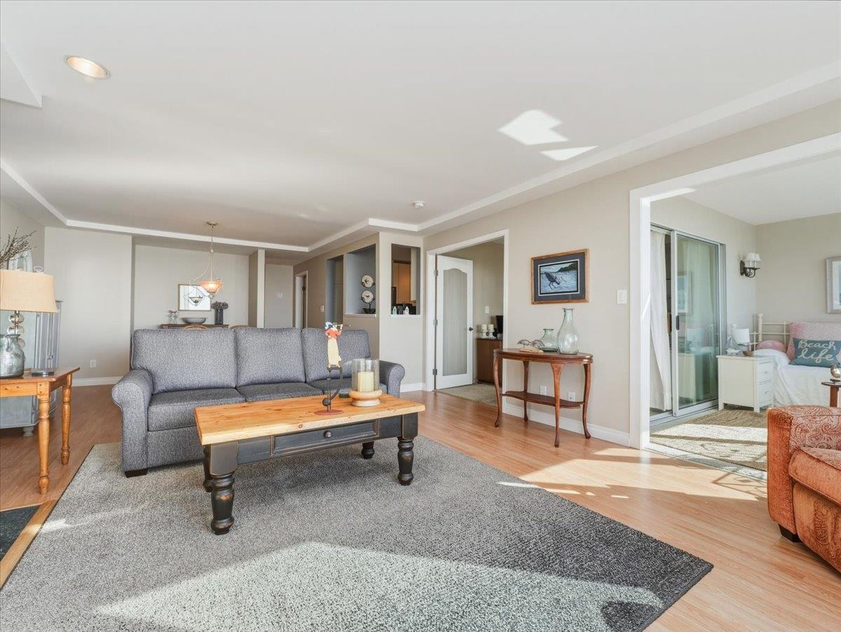 Kitchen Photo of 303 15165 Marine Drive, White Rock, BC