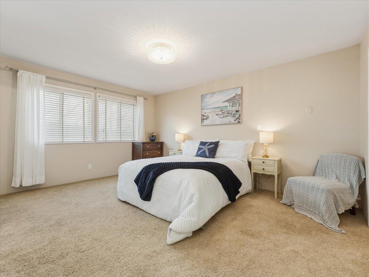 Walk-In Closet Photo of 303 15165 Marine Drive, White Rock, BC