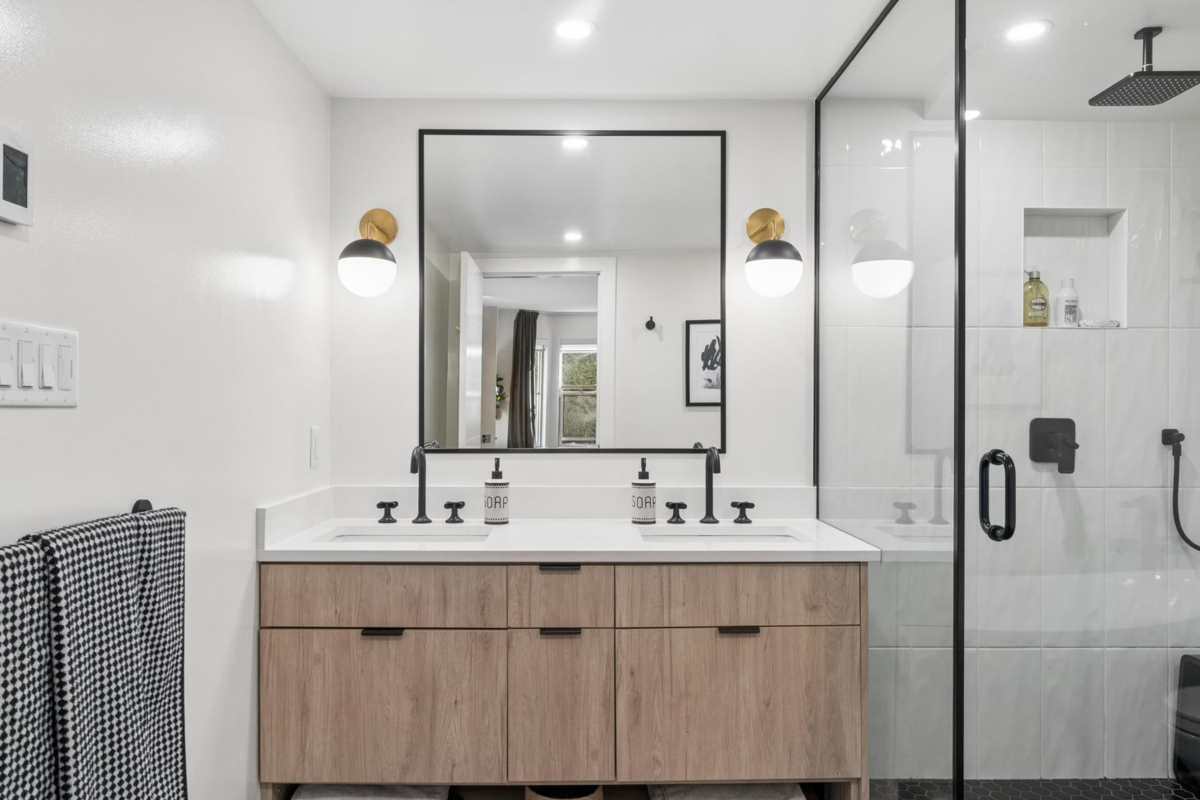 Basement Recreation Room Photo of 5 1550 Larkhall Crescent, North Vancouver, BC