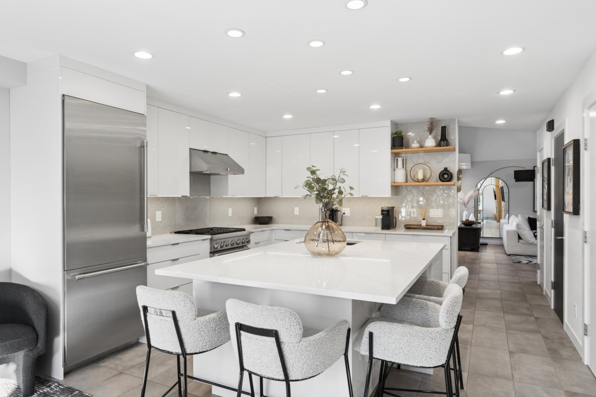 Kitchen Island Photo of 5 1550 Larkhall Crescent, North Vancouver, BC