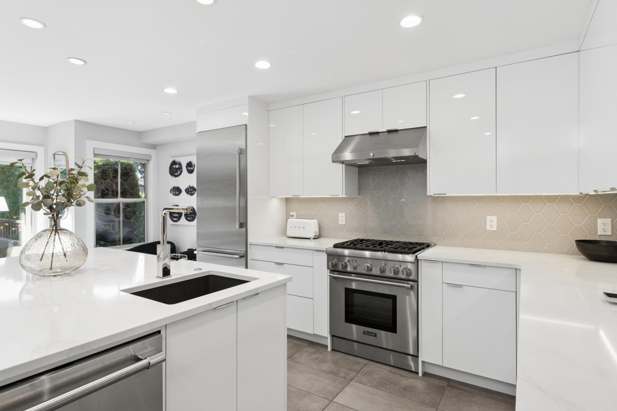 Primary Bathroom Photo of 5 1550 Larkhall Crescent, North Vancouver, BC