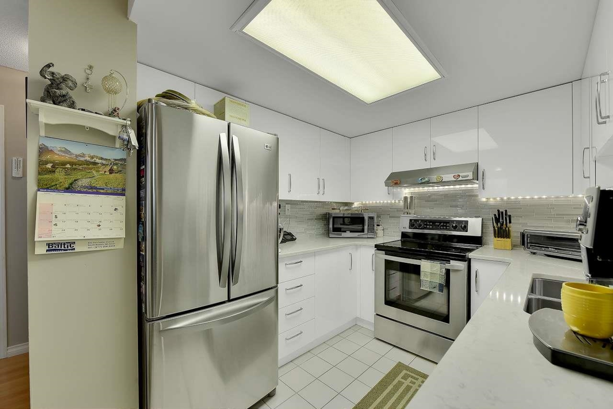 Dining Area Photo of 1408 10082 148 Street, Surrey, BC