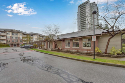 Hot Tub / Spa Photo of 1408 10082 148 Street, Surrey, BC
