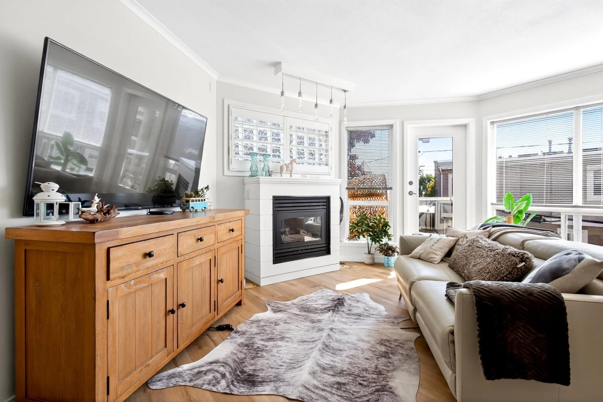 Dining Area Photo of 205 15154 Roper Avenue, White Rock, BC