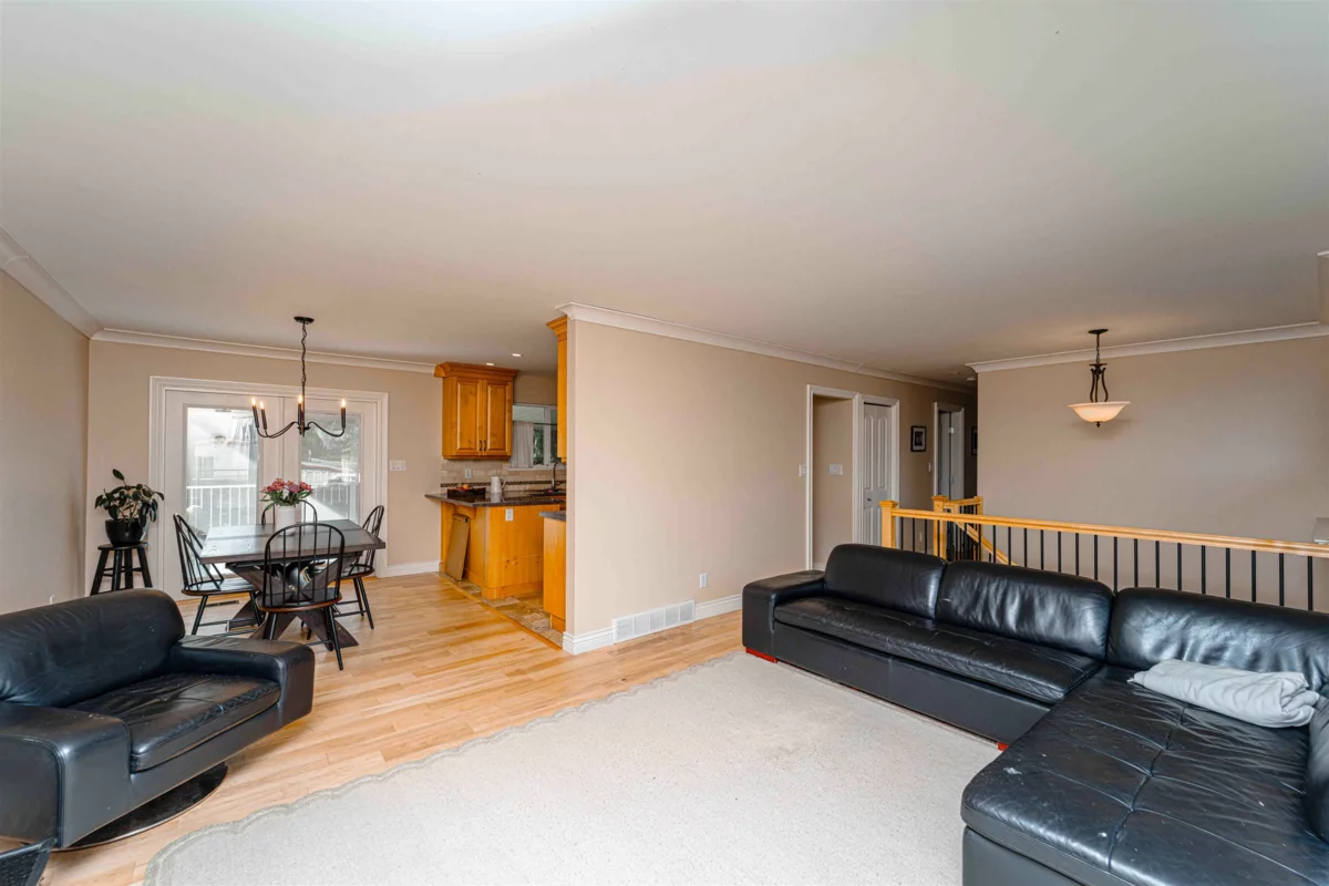Dining Area Photo of 33450 Huggins Avenue, Abbotsford, BC