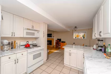 Hallway Photo of 33450 Huggins Avenue, Abbotsford, BC
