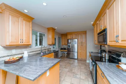 Kitchen Island Photo of 33450 Huggins Avenue, Abbotsford, BC