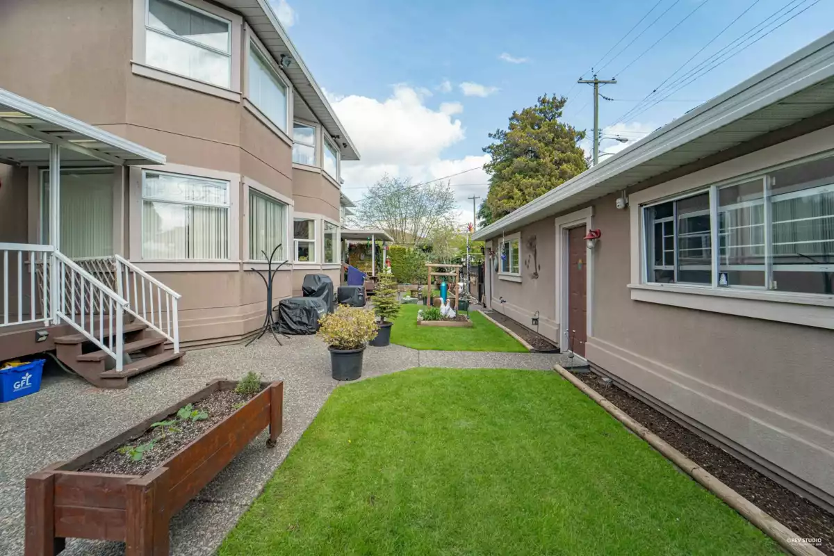 Dining Area Photo of 5480 Cambie Street, Vancouver, BC