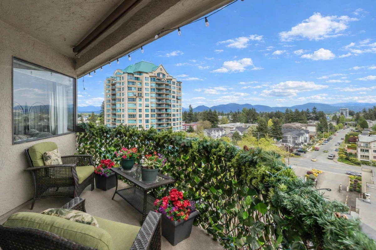 Living Room Photo of 1015 31955 Old Yale Road, Abbotsford, BC