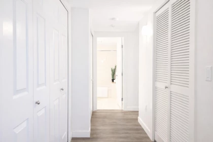 Entry Foyer Photo of 1015 31955 Old Yale Road, Abbotsford, BC