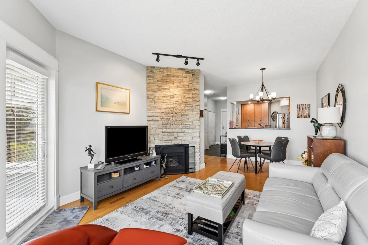 Living Room Photo of 419 121 W 29th Street, North Vancouver, BC
