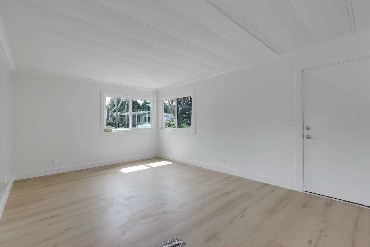 Dining Area Photo of 77 8220 King George Boulevard, Surrey, BC