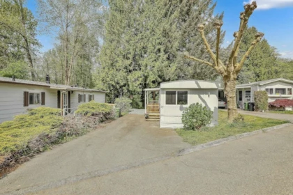 Office / Den Photo of 77 8220 King George Boulevard, Surrey, BC