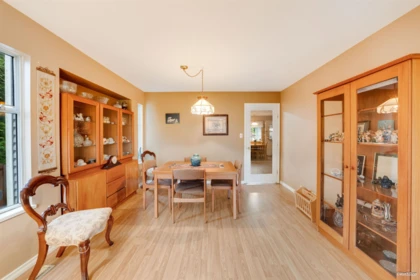 Kitchen Island Photo of 18980 64 Avenue, Surrey, BC