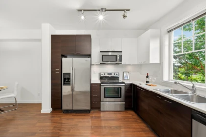 Kitchen Island Photo of 4 7348 192a Street, Surrey, BC