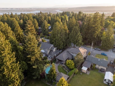 Hot Tub / Spa Photo of 12536 26a Avenue, Surrey, BC