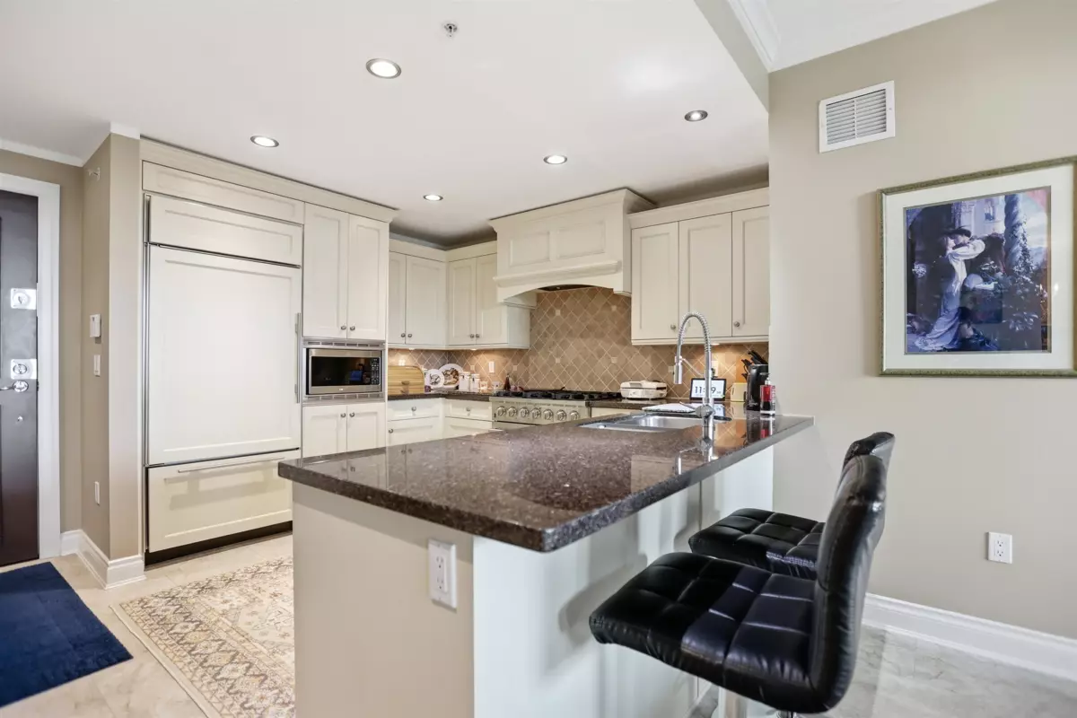 Dining Area Photo of 402 15445 Vine Avenue, White Rock, BC