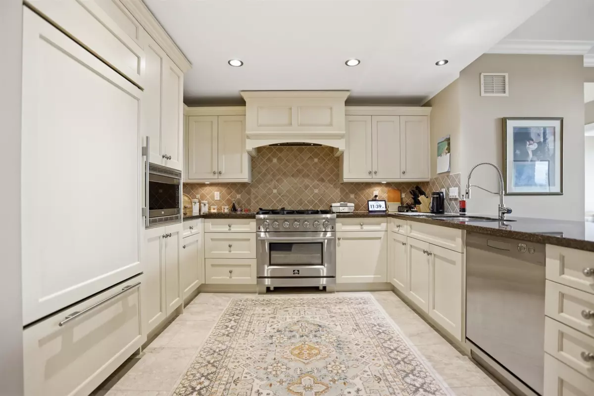 Family Room Photo of 402 15445 Vine Avenue, White Rock, BC