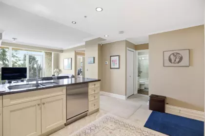 Kitchen Island Photo of 402 15445 Vine Avenue, White Rock, BC