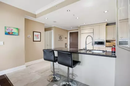 Kitchen Photo of 402 15445 Vine Avenue, White Rock, BC