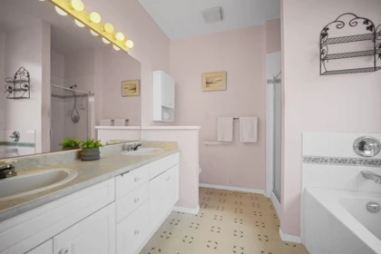 Guest Bathroom Photo of 18361 66 Avenue, Surrey, BC