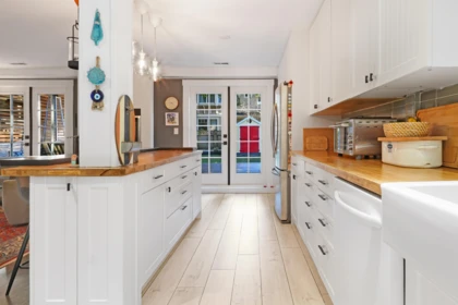 Kitchen Island Photo of 4990 Capilano Road, North Vancouver, BC