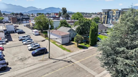 Swimming Pool Photo of 45948 Chesterfield Avenue, Chilliwack, BC