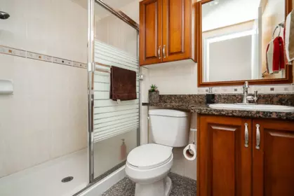 Guest Bathroom Photo of 528 Sixteen Street, New Westminster, BC