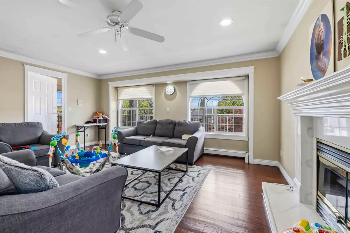 Dining Area Photo of 12466 76 Avenue, Surrey, BC