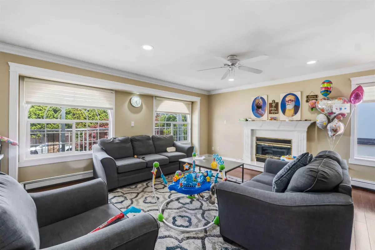 Family Room Photo of 12466 76 Avenue, Surrey, BC