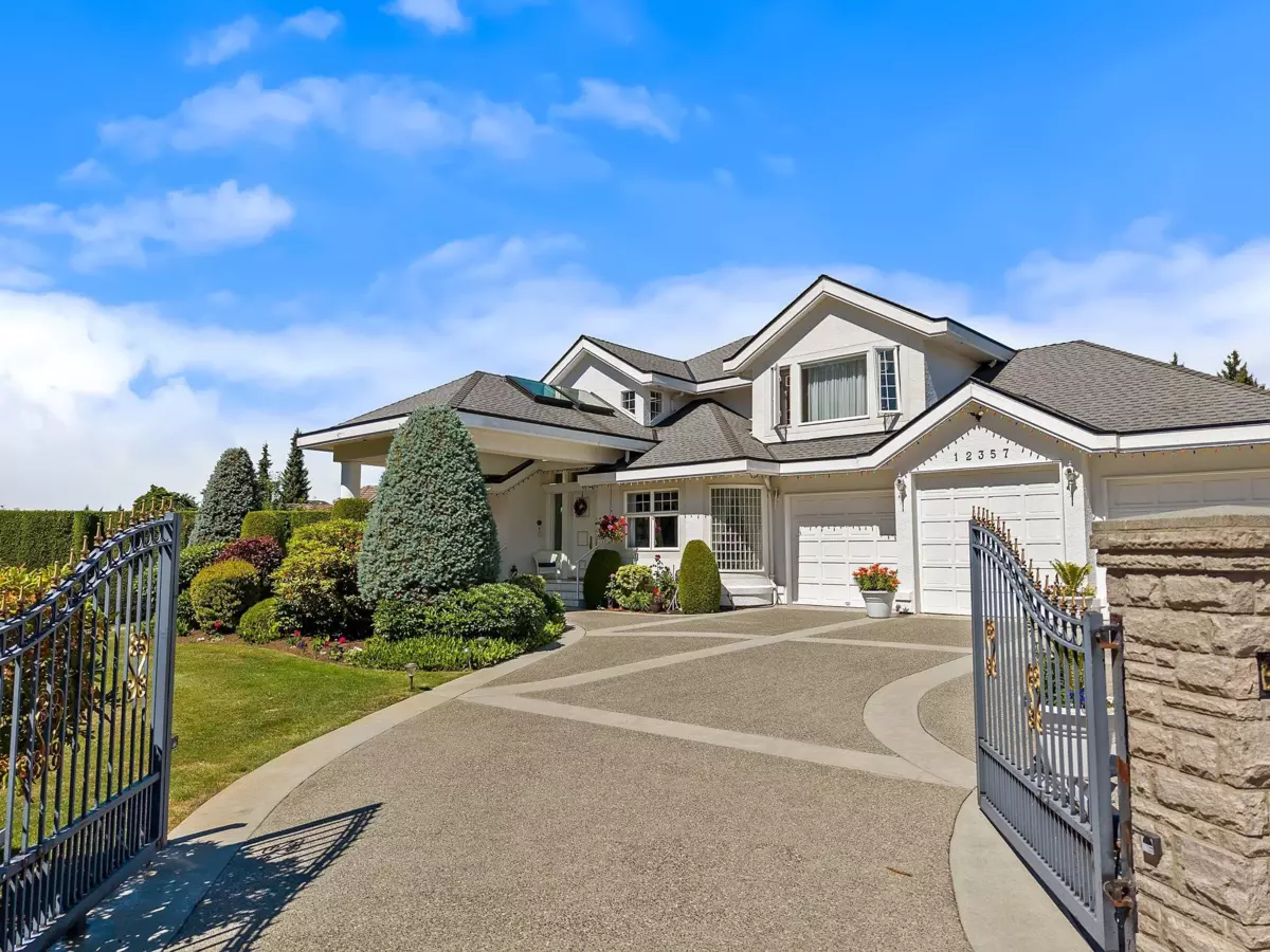 Living Room Photo of 12357 56a Avenue, Surrey, BC