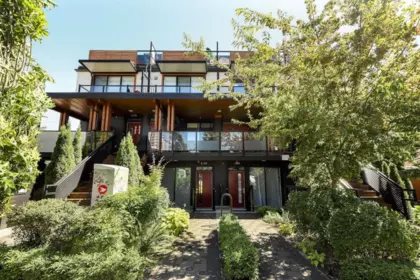 Front Yard Photo of 2288 E 33rd Avenue, Vancouver, BC