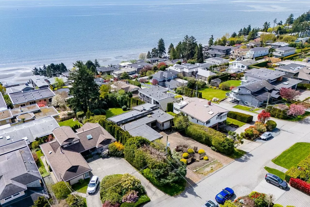 Family Room Photo of 14366 Magdalen Avenue, White Rock, BC