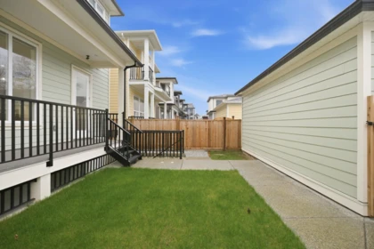 Front Yard Photo of 17130 1 Avenue, Surrey, BC
