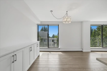 Kitchen Island Photo of 802 1745 Esquimalt Avenue, West Vancouver, BC