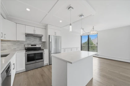 Kitchen Photo of 802 1745 Esquimalt Avenue, West Vancouver, BC