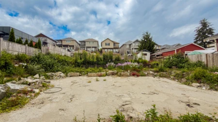 Garden / Landscaping Photo of 3429 Roxton Avenue, Coquitlam, BC