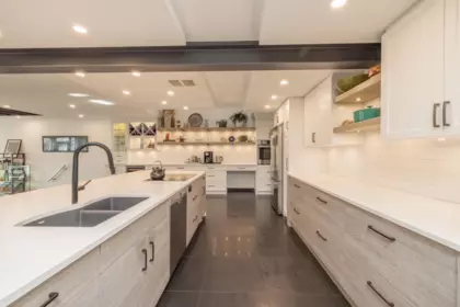 Kitchen Island Photo of 7 15161 Prospect Avenue, White Rock, BC