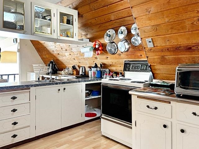 Hallway Photo of 315 Deacon Lane, Galiano Island, BC