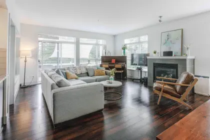 208 5682 Wharf Avenue, Sechelt, BC, Sechelt — Apartment/Condo for sale