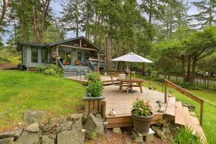 195 Cherry Tree Lane, Mayne Island, BC, Mayne island — Single Family Residence for sale