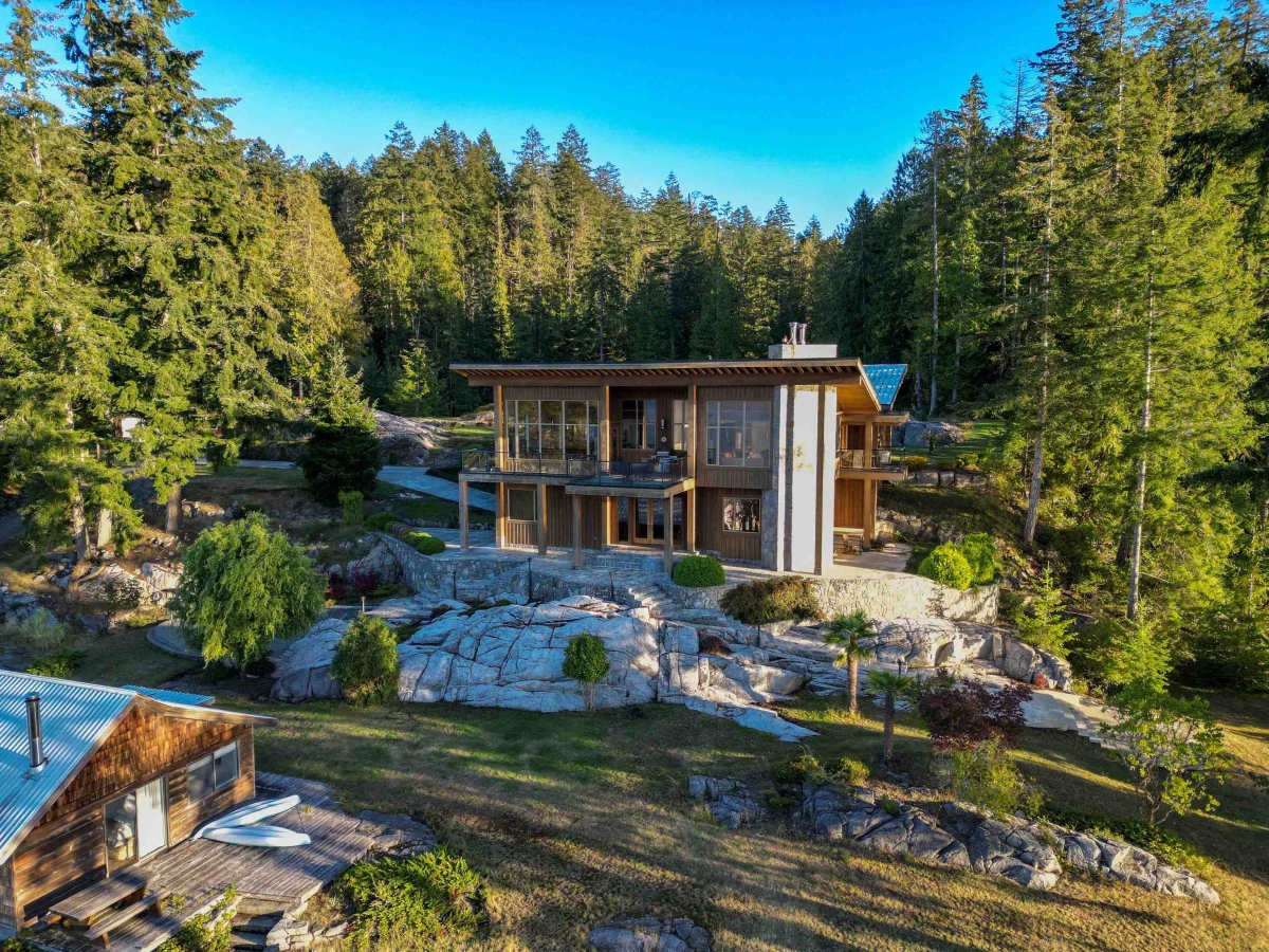 Living Room Photo of 4355 Blind Bay Shoreline, Nelson Island, BC