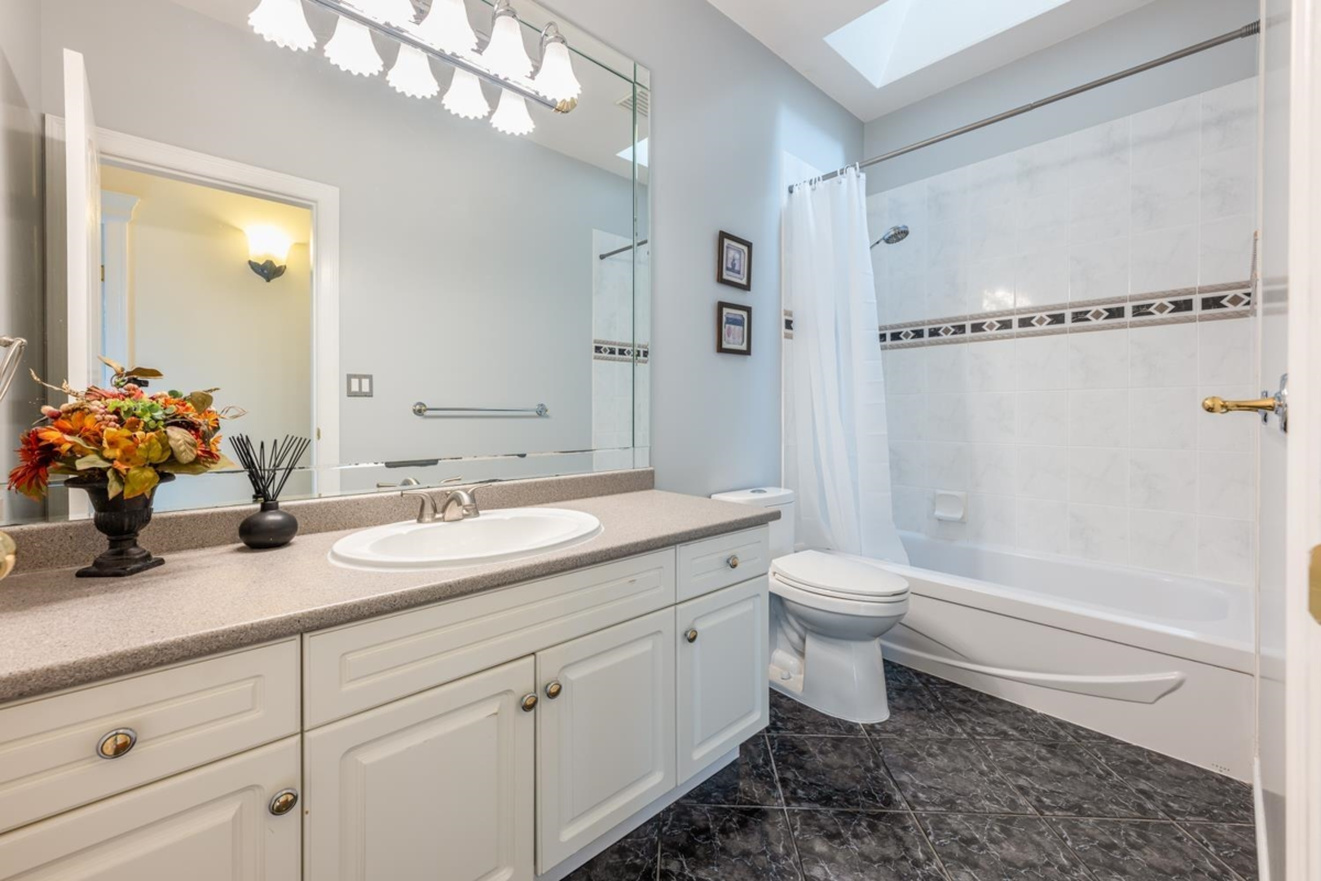 Basement Recreation Room Photo of 13966 26 Avenue, Surrey, BC